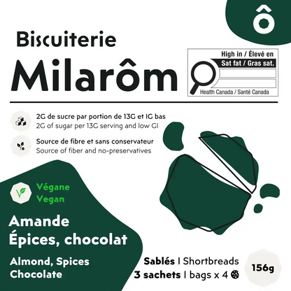 Cette image montre l'étiquette avant de notre boîte de 12 biscuits sablés à l'amande, épices et chocolat ; nous avons choisi une couleur verte pour ce produit ; nous n'utilisons pas de beurre et d'oeufs et les remplaçons par l'huile de coco désodorisée pour une version végane